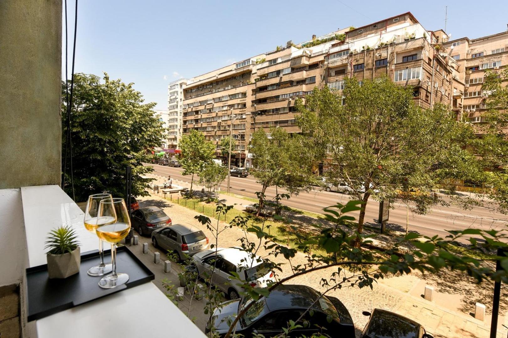 Downtown Oasis: Central Apartments With Cozy Charm Бухарест Екстер'єр фото