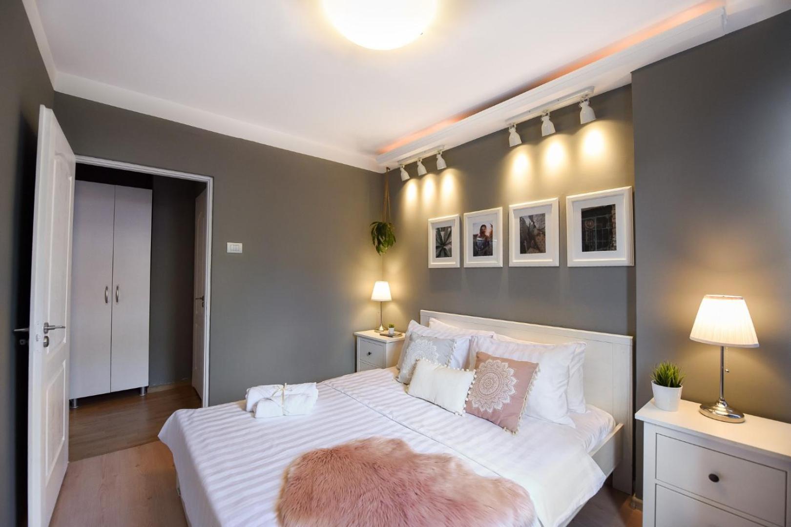 Downtown Oasis: Central Apartments With Cozy Charm Бухарест Номер фото